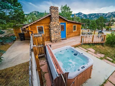 View on Airbnb This one-bedroom downtown cabin in Colorado has the perfect elements for a romantic rendezvous. . Romantic airbnb colorado springs